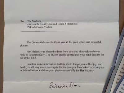 Odpověď od Lady-in-Waiting, která napsala odpověď žákům v zastoupení anglické královny.